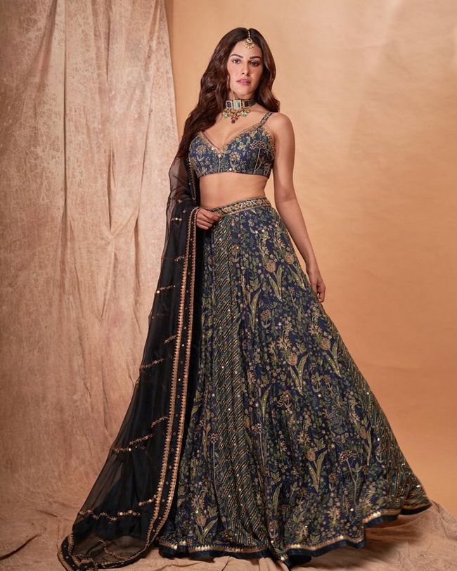 Amyra Dastur Looking Staggering In New Look